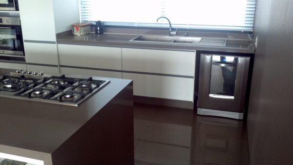 Pia e Ilha com Cooktop Embutido em Quartzo Marrom