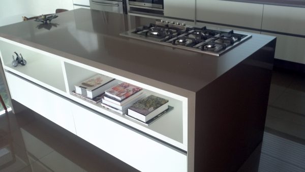 Pia e Ilha com Cooktop Embutido em Quartzo Marrom - Image 2