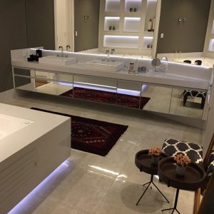 Lavatório Duplo e Nichos Iluminados em Aglostone Branco Prime