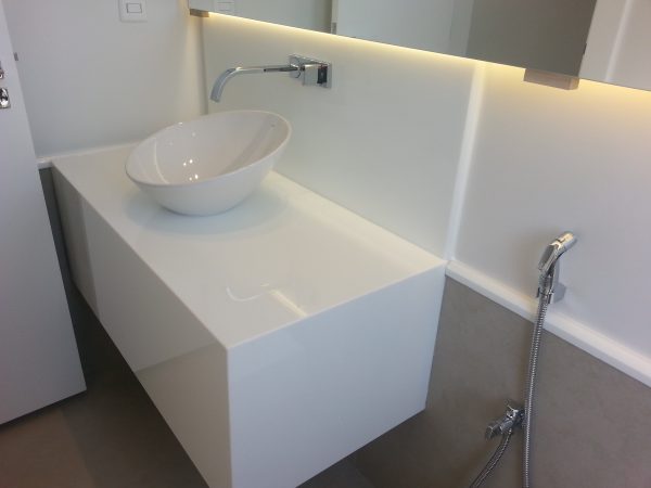 Lavatório com Frontão e Saia Grossa com Cuba de Sobrepôr em Aglostone Branco Prime
