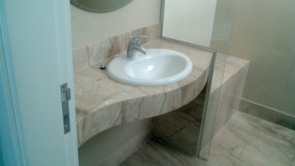 Lavatório Curvo em Mármore Travertino