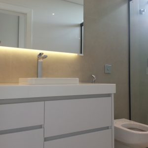 Lavatório Sem Frontão com Cuba de Sobrepor em Aglostone Branco Prime