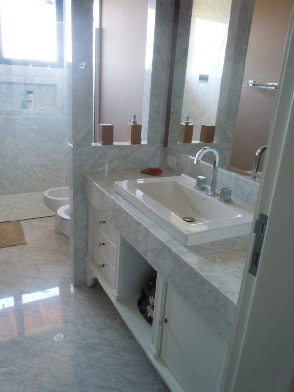 Lavatório com Nicho e Empena Embutido em Mármore Carrara - Image 2