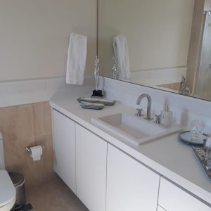 Lavatório em Quarto Branco
