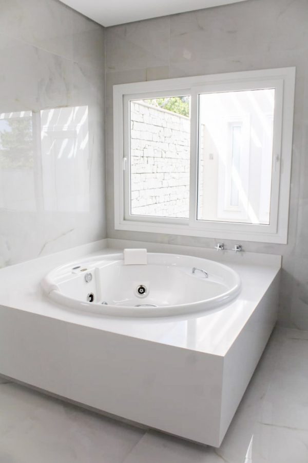 Banheiro em Aglostone Branco Prime - Image 2